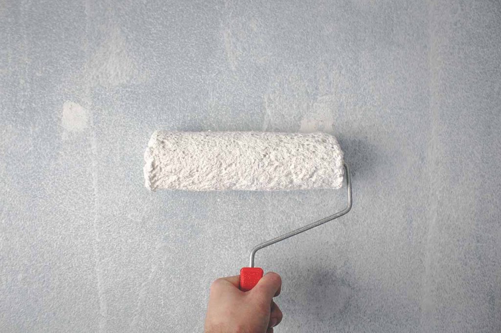 Rodillo con pintura blanca