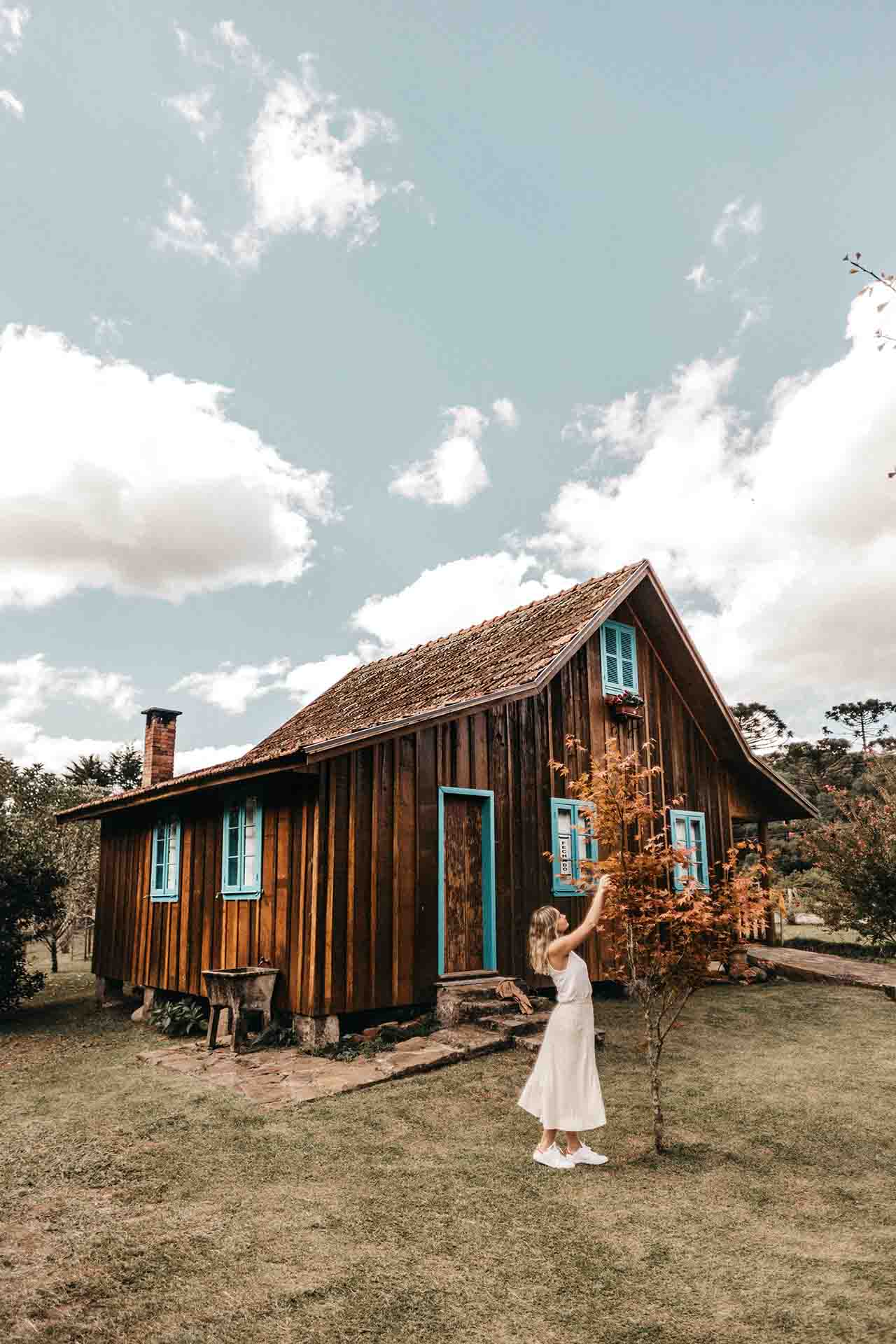 Mujer frente a un Cottage