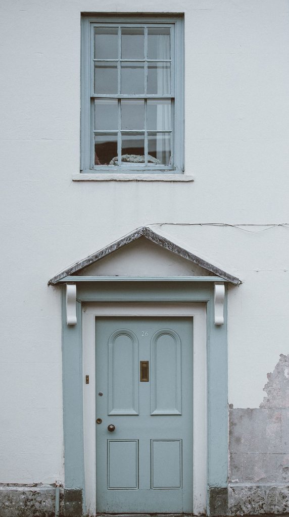 una puerta azul sobre fondo blanco