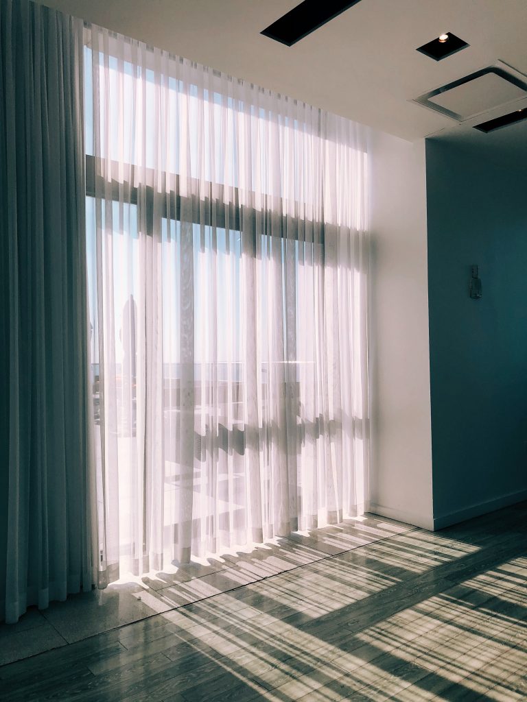 ventana con cortinas